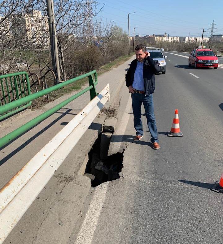 Arad: O bucată din carosabilul unui important pod peste Mureș, din Arad, s-a surpat. Viceprimarul Călin Bibarț: "mici probleme (...), dar le rezolvăm"