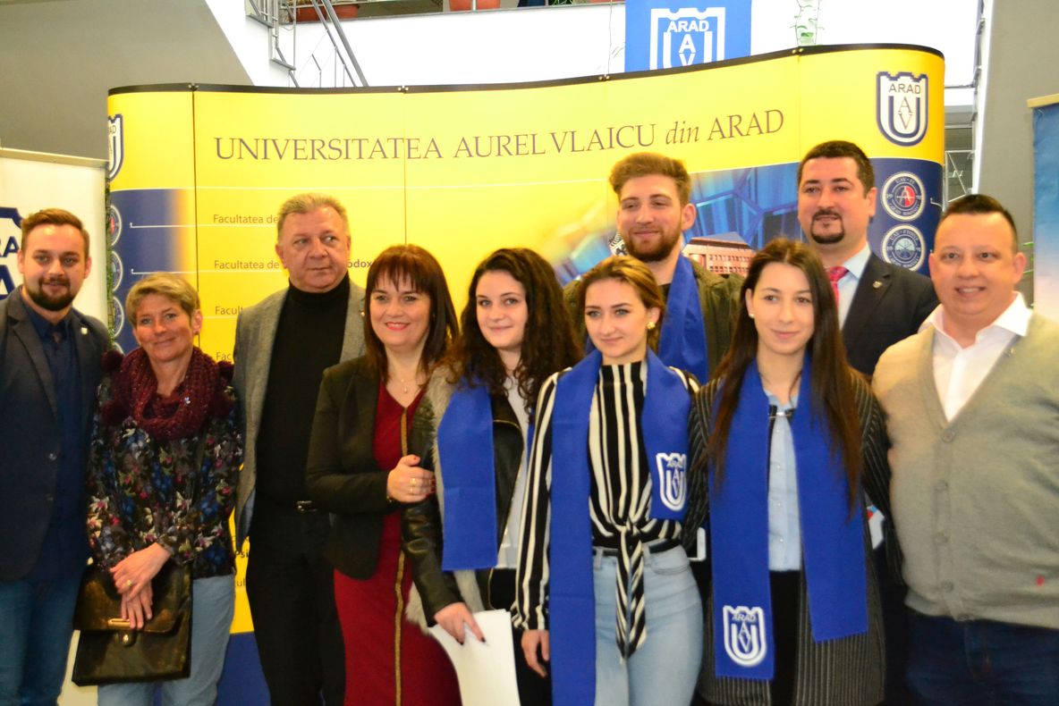 Arad: Câteva sute de studenți, angajați la bursa locurilor de muncă UAV