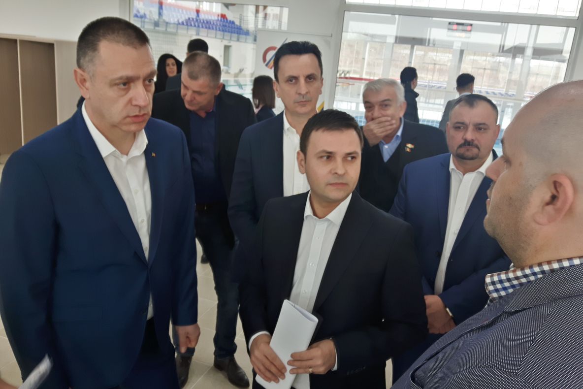 Arad: Noul complex de polo din Arad, predat, joi, de către vicepremierul Daniel Suciu, în absența primarului Gheorghe Falcă, fapt remarcat și de vicepremier
