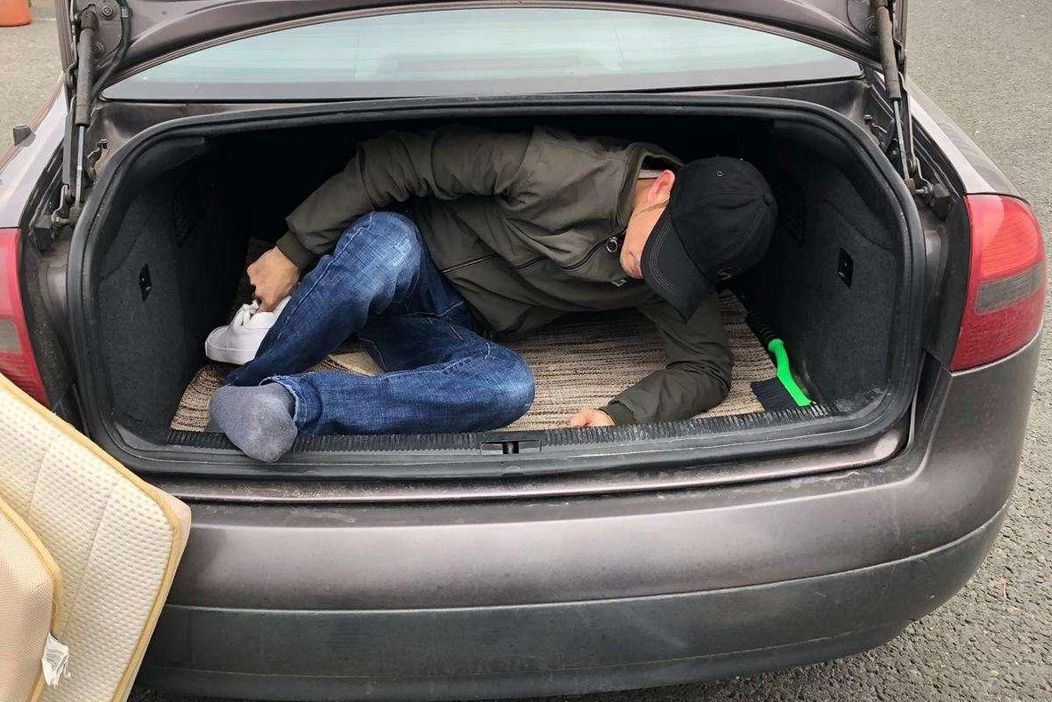 Arad: Vietnamez, descoperit în portbagajul unei mașini