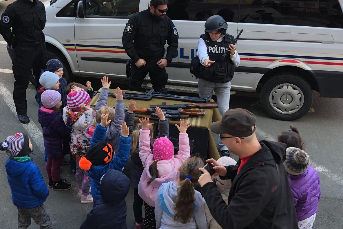 Arad: Polițiștii defilează, luni, în centrul Aradului, pentru a marca Ziua Poliției Române