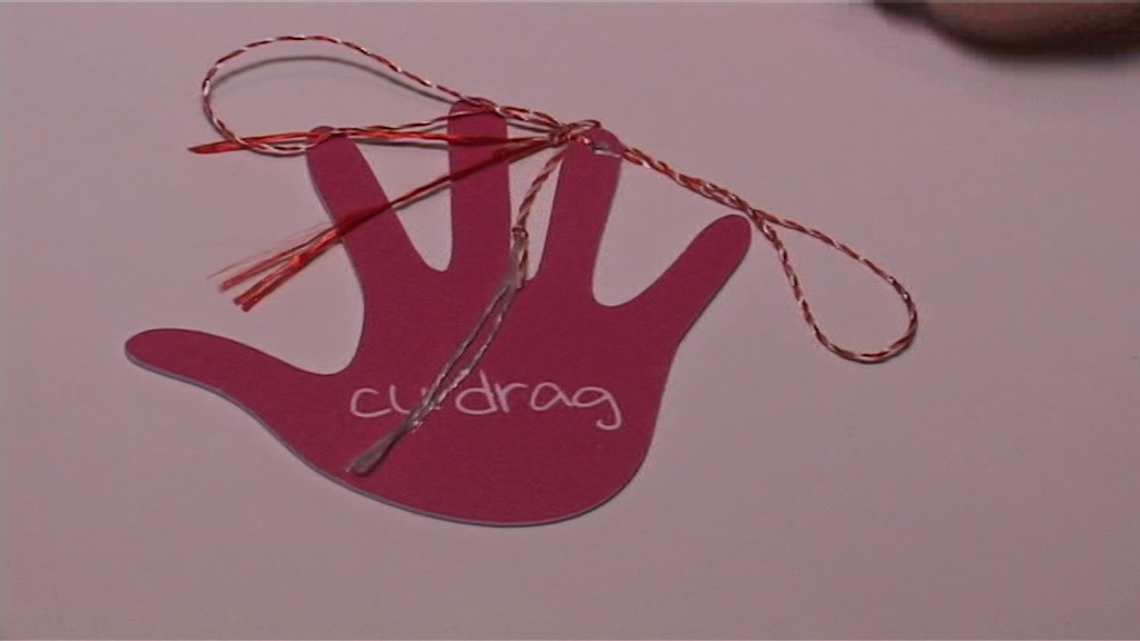 Arad: Mărțișoare inedite, în formă de mână, la Arad. Pentru că "mână de la mână". Ce simbolizează