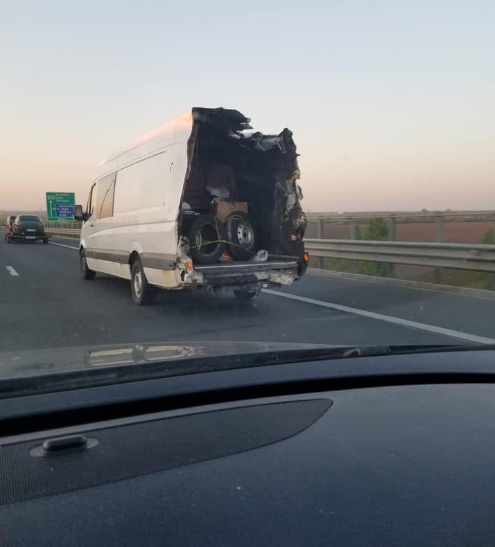 Arad: Ce a pățit șoferul care a conducea microbuzul cu elemente lipsă din caroserie