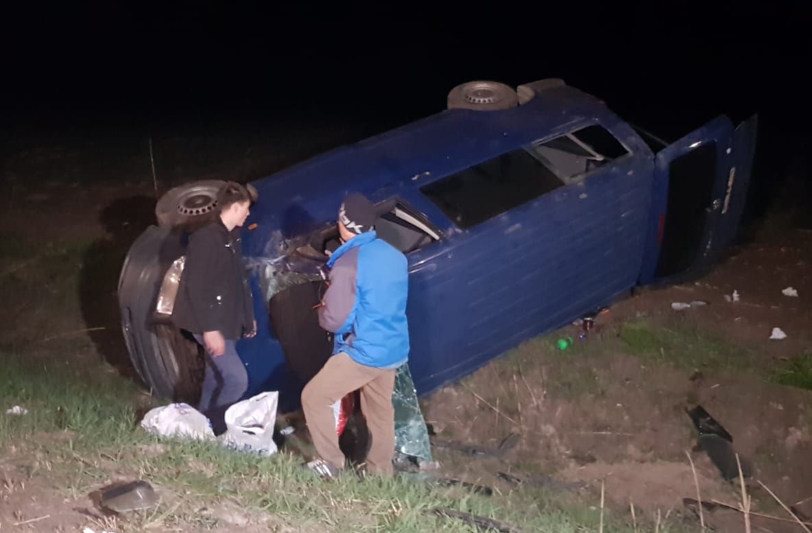 Arad: Accident între 2 microbuze cu 6 persoane. Un microbuz răsturnat, la marginea DN79. Unul dintre șoferi, băut