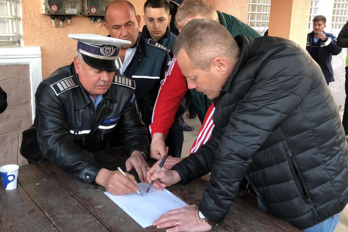 Arad: Circa 50 de polițiști, jandarmi și pădurari îl caută, pe o suprafață de 400 de ha de munți și păduri, pe bărbatul care a împușcat un pădurar. Se va folosi și un deltaplan