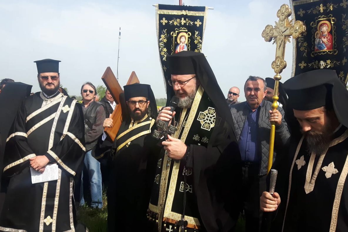 Arad: FOTO VIDEO Câteva sute de credincioși au refăcut, în Vinerea Mare, Drumul Crucii, după modelul Patriarhiei Ortodoxe de la Ierusalim, la cea mai veche mănăstire cu viaţă monahală neîntreruptă din România