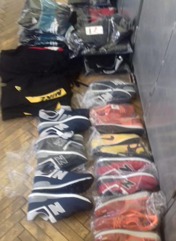 Arad: Încălțăminte și cosmetice contrafăcute, în valoare de circa 7.500 lei, confiscate din piețele din municipiul Arad