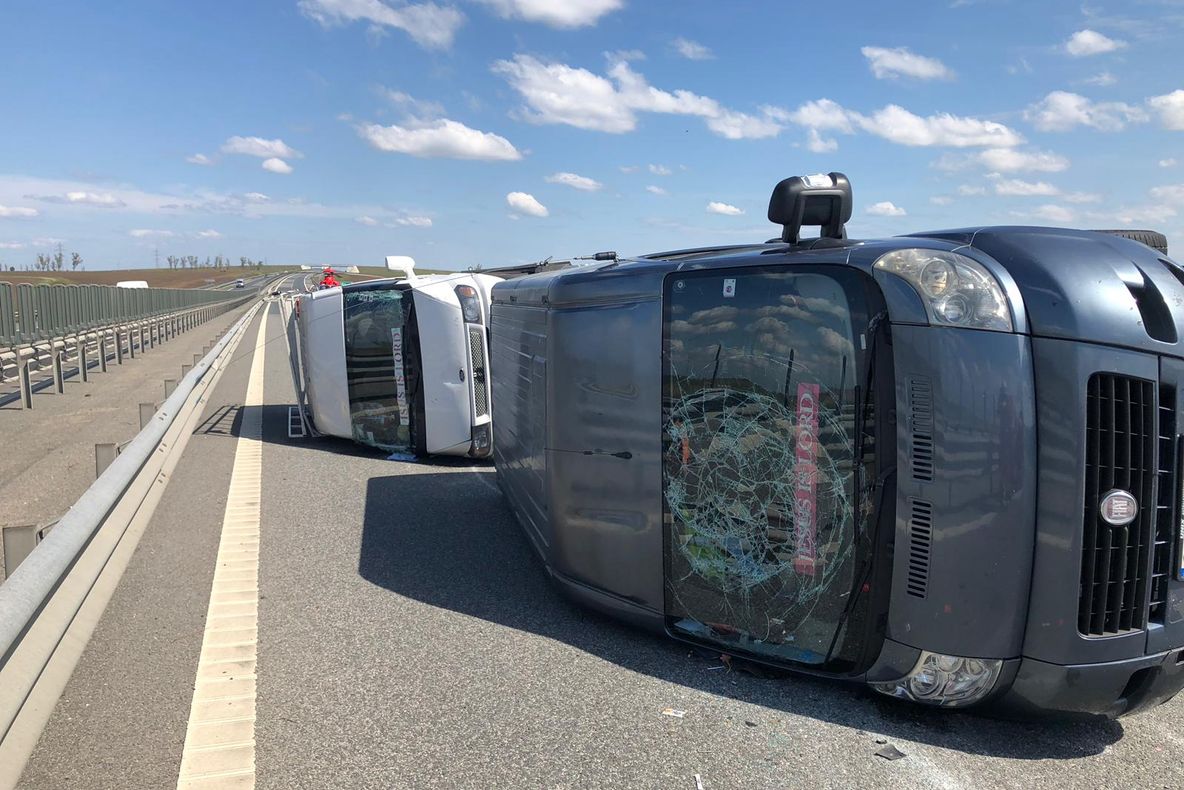 Arad: Accident între 2 microbuze cu 9 persoane pe autostrada Arad-Timișoara. Cele 2 mașini s-au răsturnat pe carosabil
