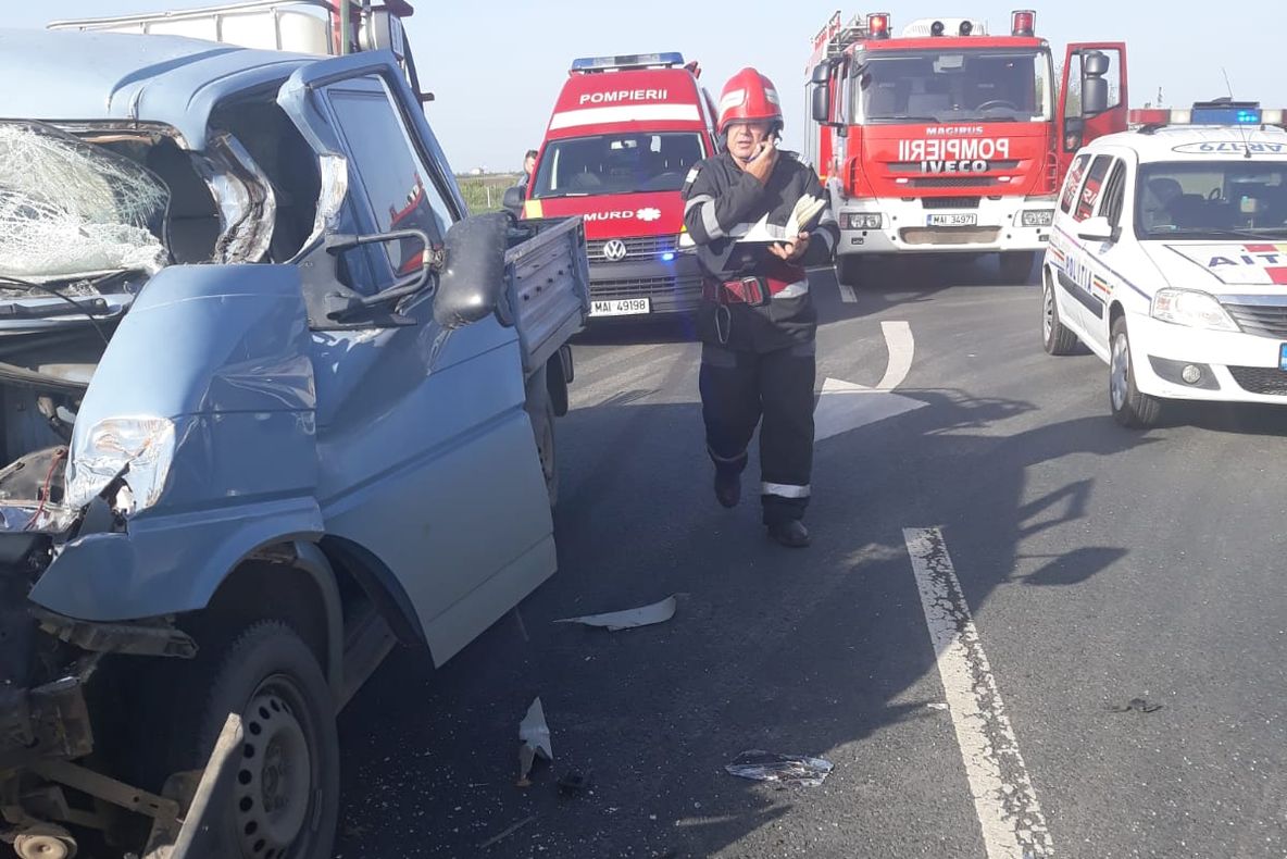 Arad: Accident între un microbuz și un TIR, pe DN79 Arad-Oradea. 4 persoane au ajuns la spital