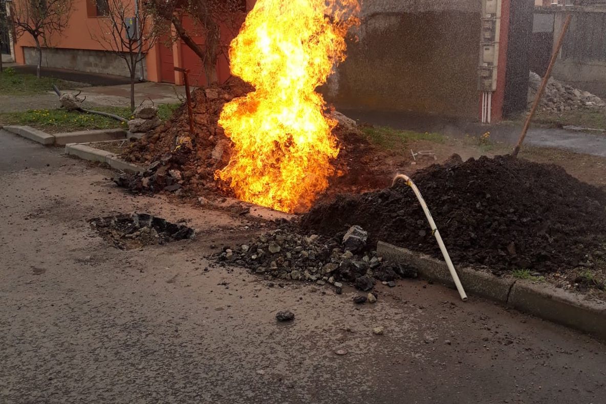 Arad: FOTO VIDEO Incendiu spectaculos în Arad. Țeavă de gaz, găurită de un muncitor 