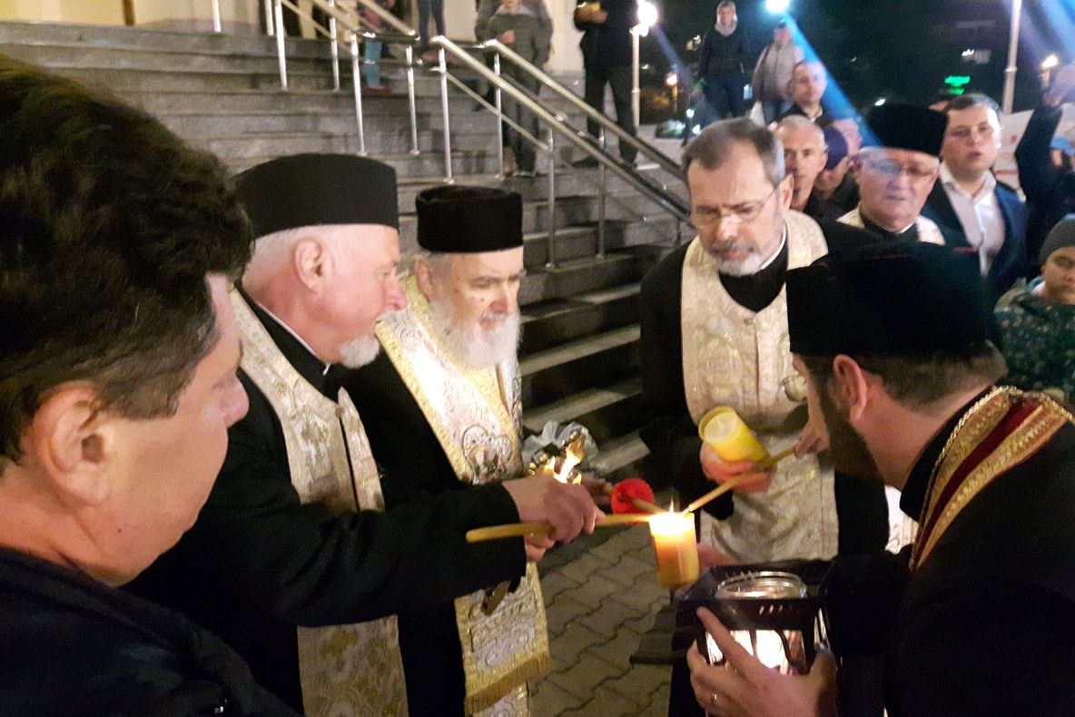 Arad: Lumina Sfântă a Învierii Mântuitorului Iisus Hristos de la Ierusalim a ajuns la Arad