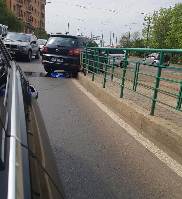 Arad: Mașina primarului municipiului Arad, Gheorghe Falcă, implicată într-un inedit incident 