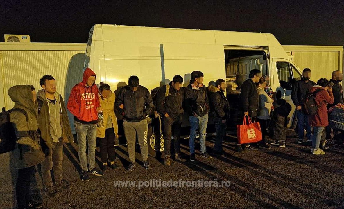 Arad: 16 migranți, cu vârste cuprinse între 1 și 52 de ani, descoperiți când încercau să iasă din țară ascunși într-un microbuz de marfă