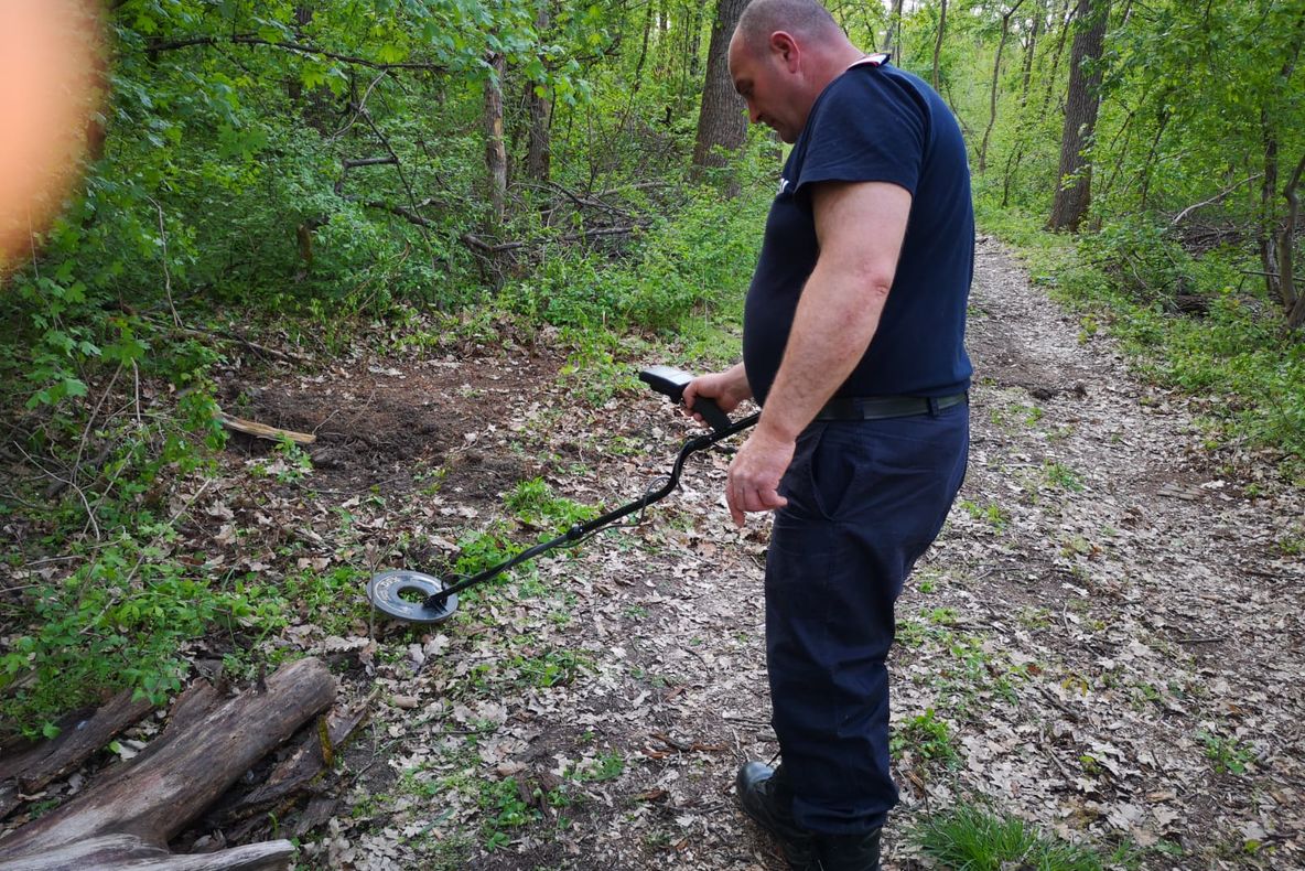 Arad: Zeci de cartușe din 1933, descoperite în pădurea de la marginea Aradului, de un tânăr care folosea un detector de metale