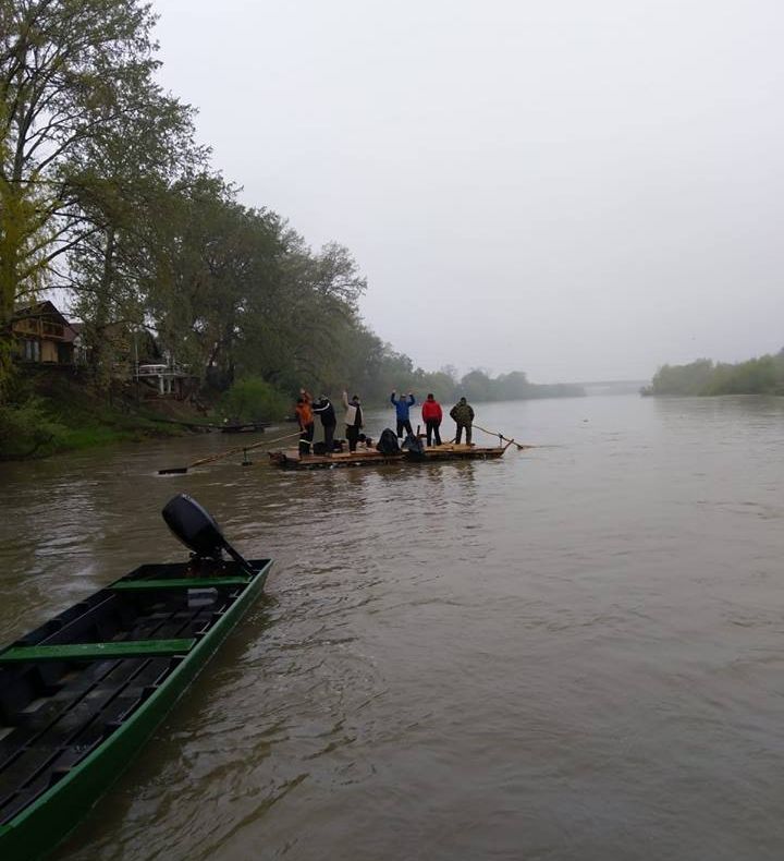 Arad: Modul inedit prin care 8 pompieri militari călătoresc pe Mureș de la un capăt la celălalt. Ce cadou duc colegilor din Ungaria
