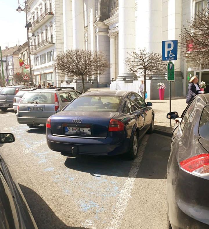 Arad: 23 de șoferi, amendați și cu mașinile ridicate, după ce au parcat pe locurile pentru persoanelor cu dizabilități