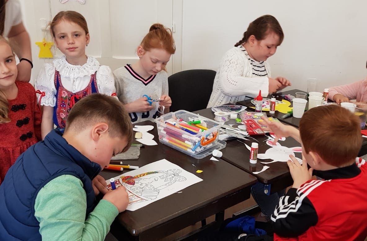 Arad: Ouă sculptate și înfrumusețate cu tehnici 3 D, ouă încondeiate, turtă dulce și ciocolată sub cele mai inedite figurine pascale, la Arad