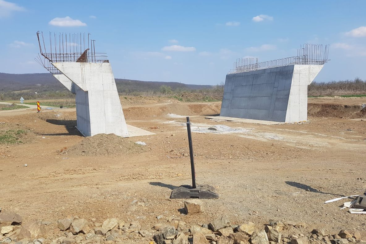 Arad: Locuitorii de pe Valea Mureșului, din Arad, se tem că modul în care este construită linia de cale ferată de mare viteză ar putea provoca inundații mari. Primăria Bata cere modificarea proiectului