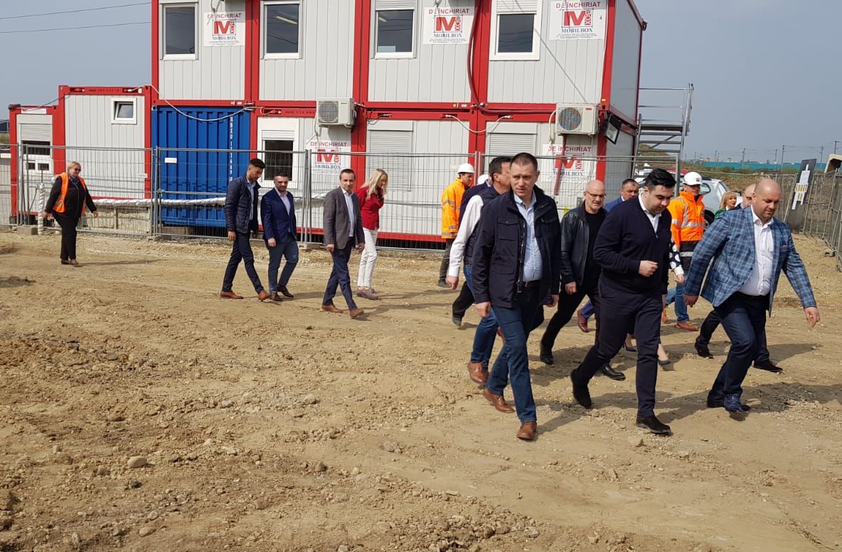 Arad: Ministrul Transporturilor, Răzvan Cuc, nemulţumit de mobilizarea la şantierul celui de-al doilea pasaj de pe centura Aradului. Deja sunt întârzieri de 6 luni. Când ar putea fi gata investiția