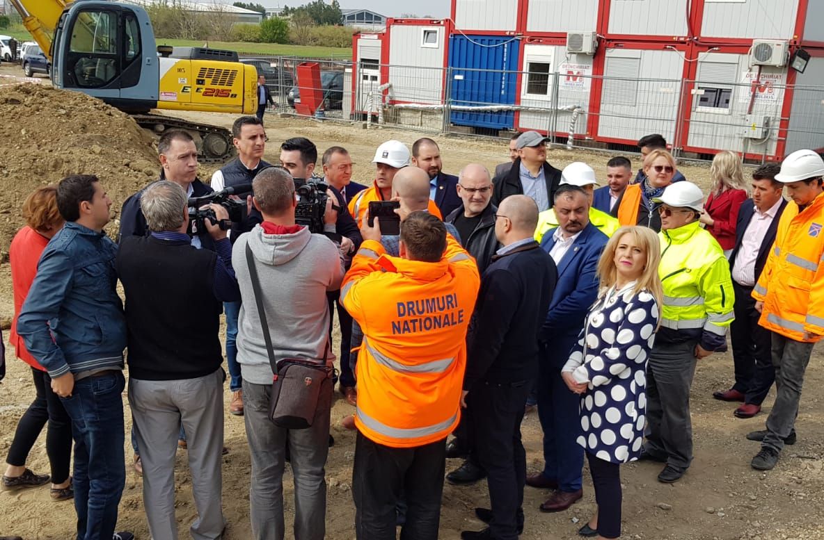Arad: Ministrul Transporturilor, Răzvan Cuc, nemulţumit de mobilizarea de pe şantierul celui de-al doilea pasaj de pe Centura Aradului. Sunt întârzieri. Când va fi gata