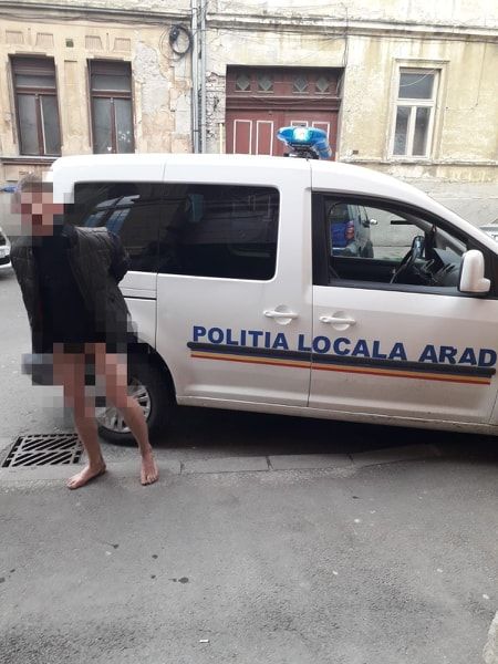 Arad: Un tânăr care alerga dezbrăcat complet prin centrul Aradului, escortat la spitalul de Psihiatrie. Ar fi fost și drogat