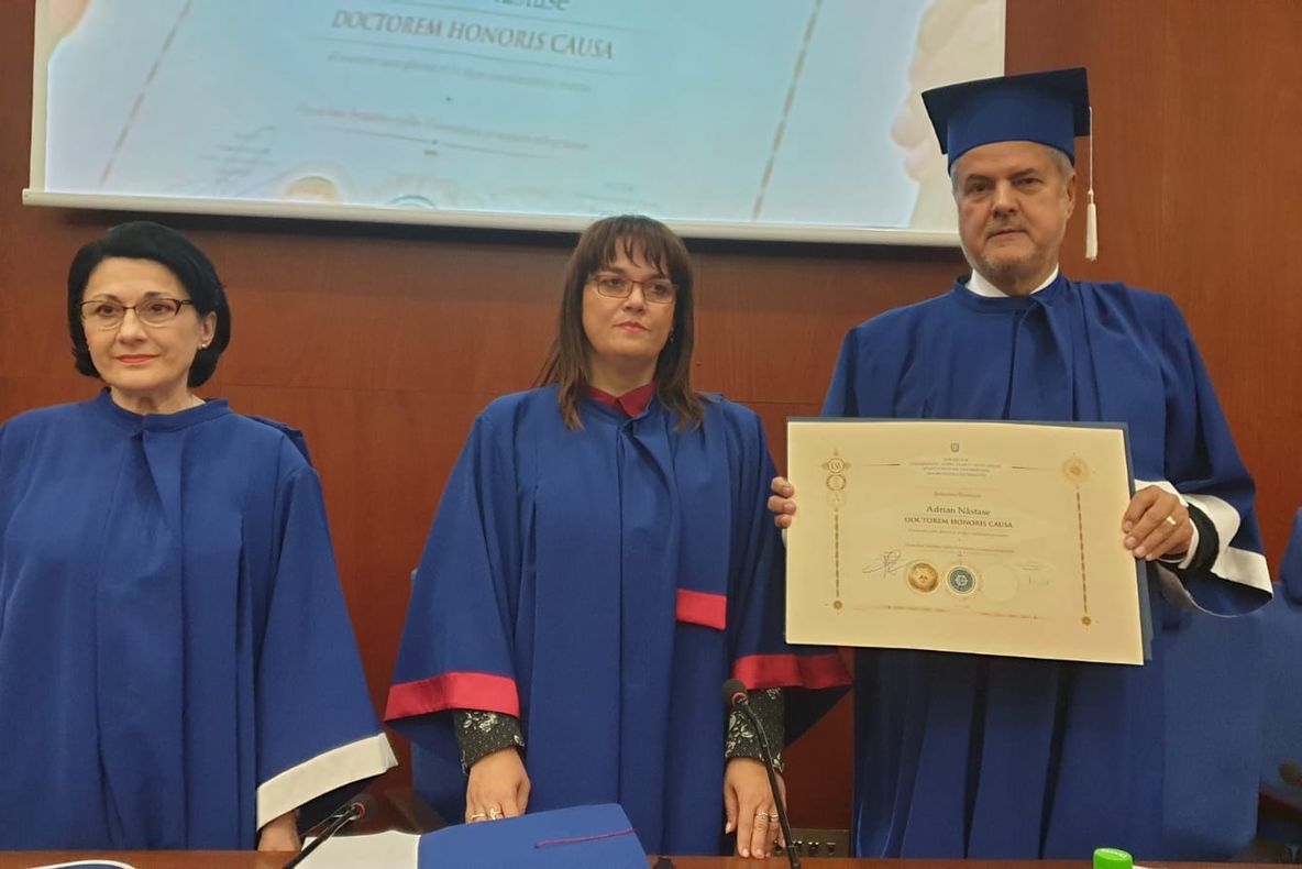 Arad: FOTO VIDEO Fostul premier, Adrian Năstase, la decernarea titlului de Doctor Honoris Causa al UAV: "emoţionat să ascult cuvinte foarte frumoase la adresa mea" 