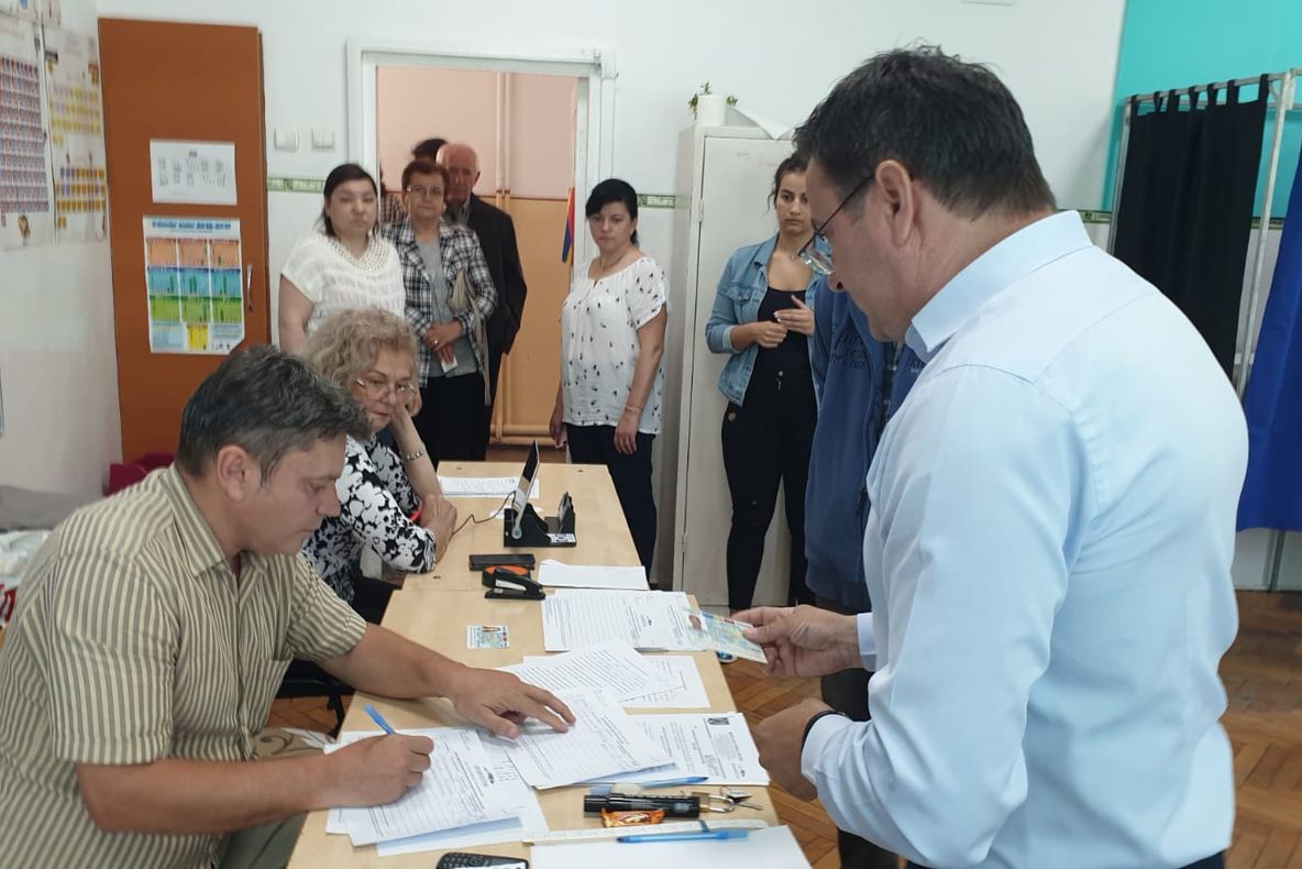 Arad: E.U.&amp;REFERENDUM Până la ora 12.00 au votat aproape jumătate dintre alegători. Cea mai mare și cea mai mică prezență la vot în județul Arad