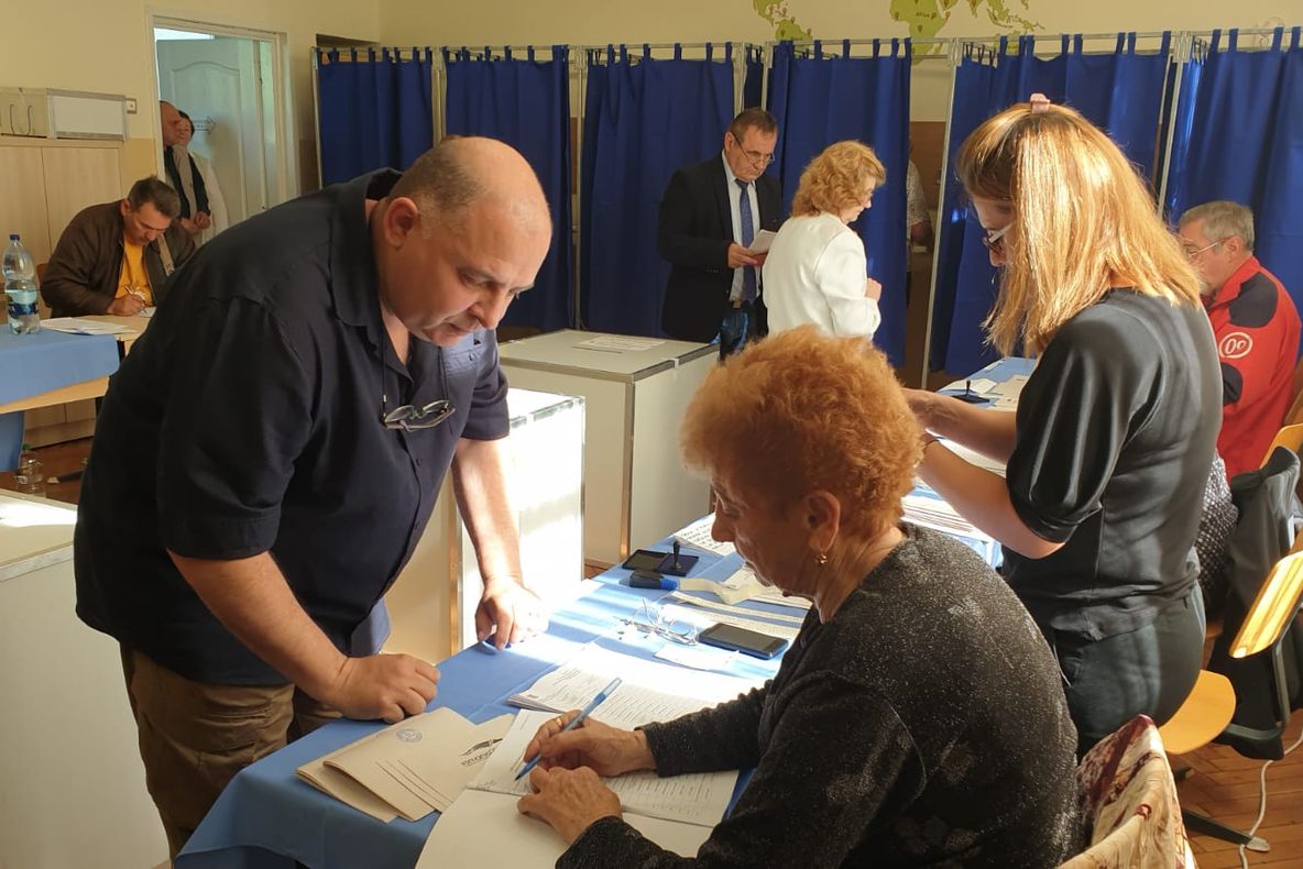 Arad: E.U.&amp;REFERENDUM Scrutinul a început fără probleme. Ce au făcut reprezentanții unor partide politice încă de la prima oră