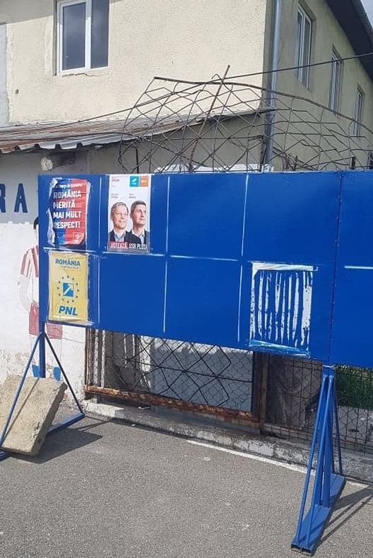 Arad: Bărbat din Arad, amendat cu 1.000 lei după ce a vandalizat un afiș electoral cu fostul președinte Traian Băsescu