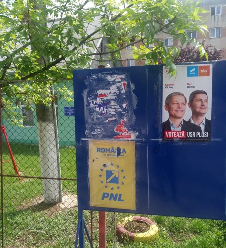 Arad: Ziua și afișul electoral vandalizat, la Arad. După Traian Băsescu, a urmat PSD. Ce măsuri a luat Poliția Arad