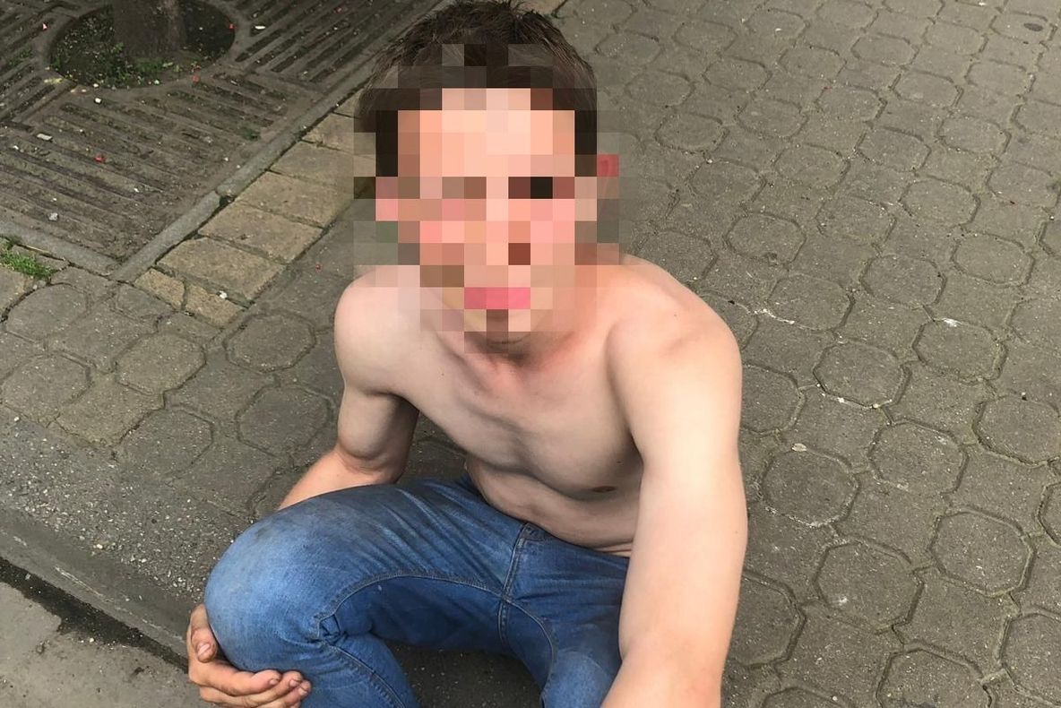 Arad: Bărbatul care a fugit dezbrăcat a recidivat. Reținut chiar în centrul Aradului, după ce umbla drogat, desculț și la bustul gol. Avea la el droguri