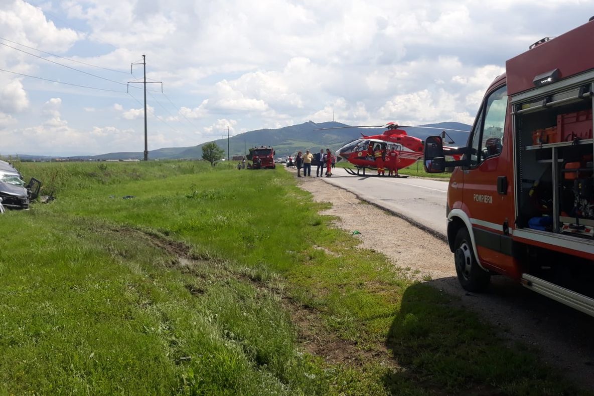 Arad: Accident cu 5 răniți, printre care o fată de 12 ani, duminică, în județul Arad. S-a intervenit cu elicopterul SMURD