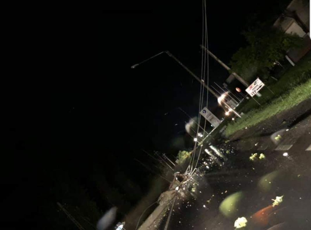 Arad: 22 de misiuni pentru pompieri și cinci drumuri blocate de copacii și stâlpii de curent rupți de furtuna care s-a abătut asupra județului Arad