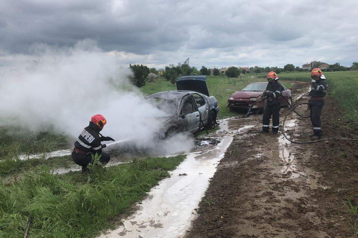 Arad: Incediu ciudat pe un câmp de la marginea Aradului. Ce au descoperit pompierii