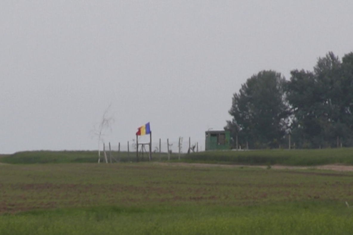 Arad: FOTO VIDEO 12 migranți, descoperiți într-o căsă din Arad, ascunși  de către o rețea care acționa în vestul țării