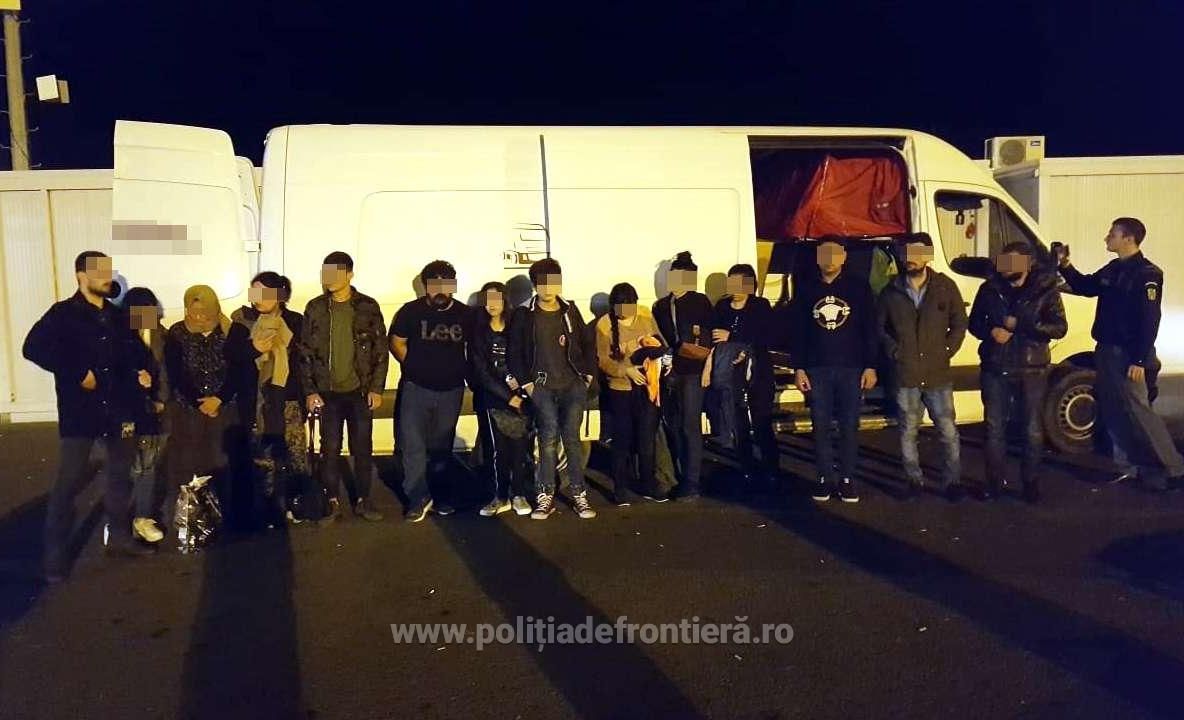 Arad: 14 migranți, printre care și copii, ascunși în 3 cutii de carton, ca să iasă ilegal din România