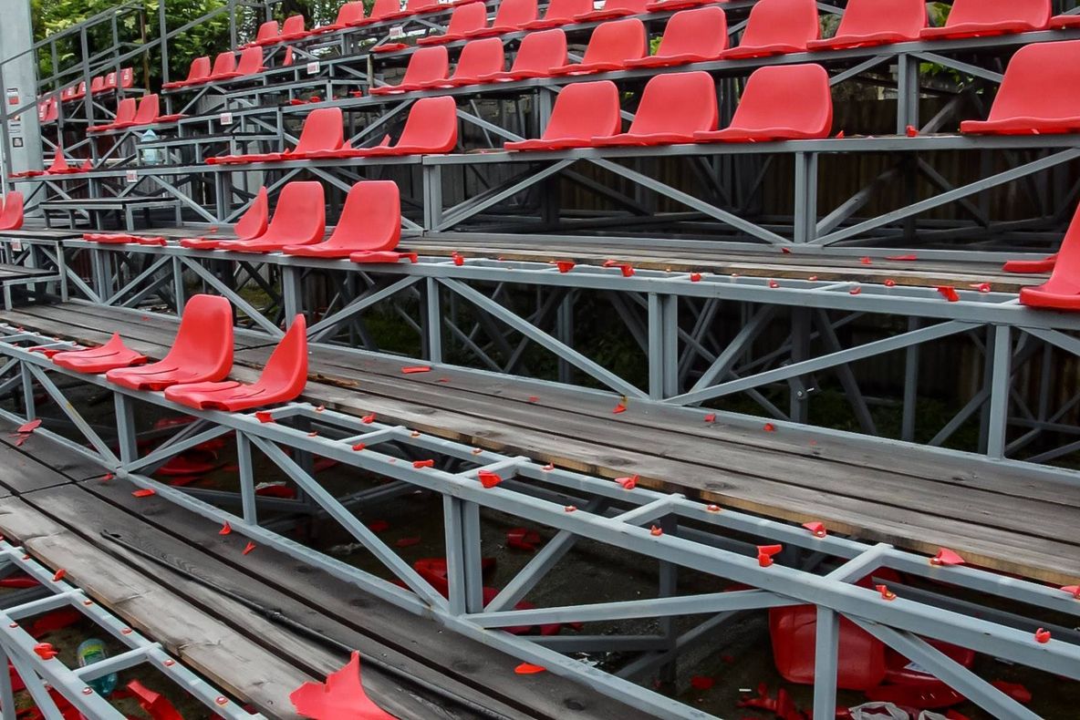 Arad: Arena "Motorul", distrusă după derby-ul vestului dintre UTA Arad și ASU Poli Timișoara. 700 de scaune vandalizate, gard și rețeaua de alimentare a tabelei de marcaj