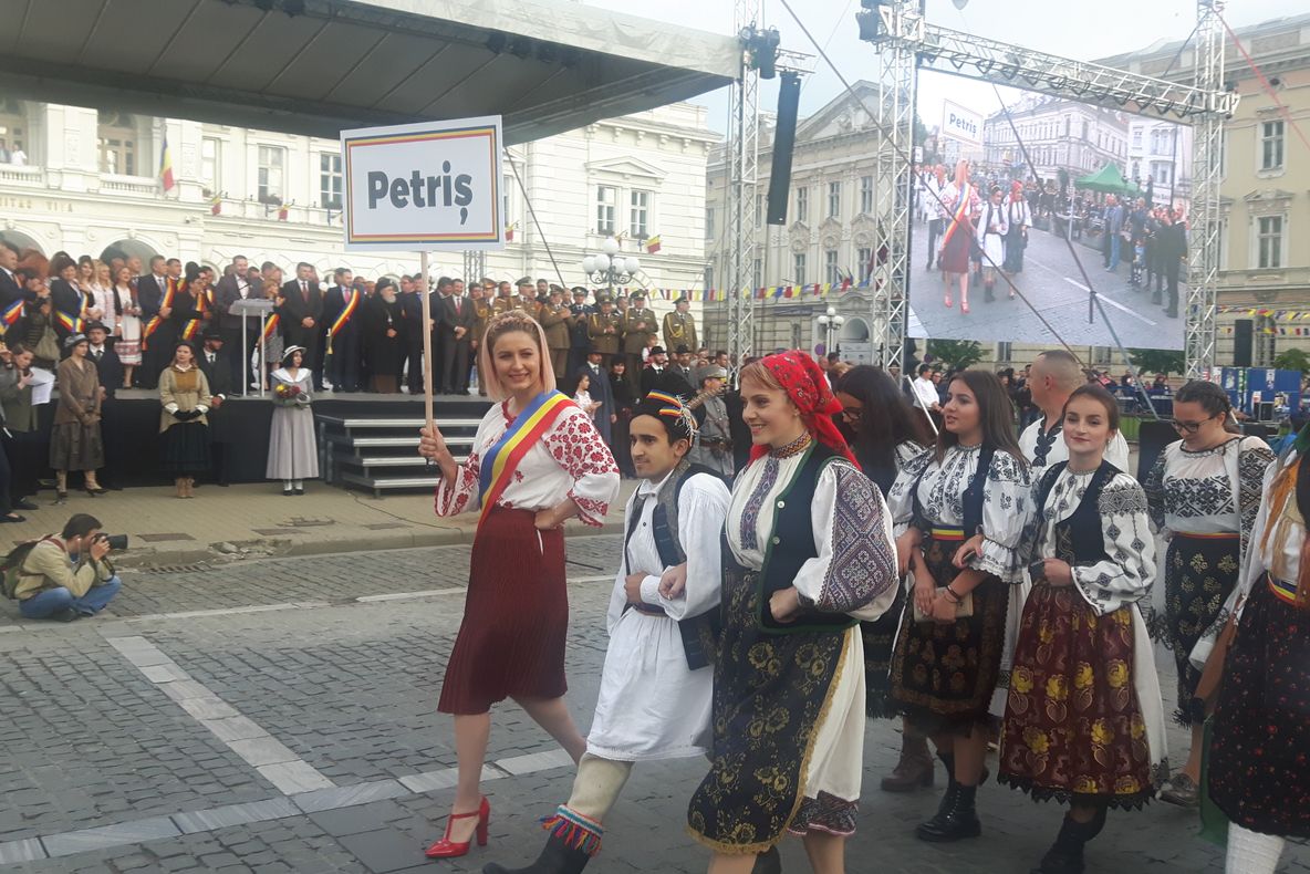 Arad: Mega-paradă cu 1.000 de oameni îmbrăcați în costume populare, pentru a marca Marea Unire de la 1918, în centrul Aradului