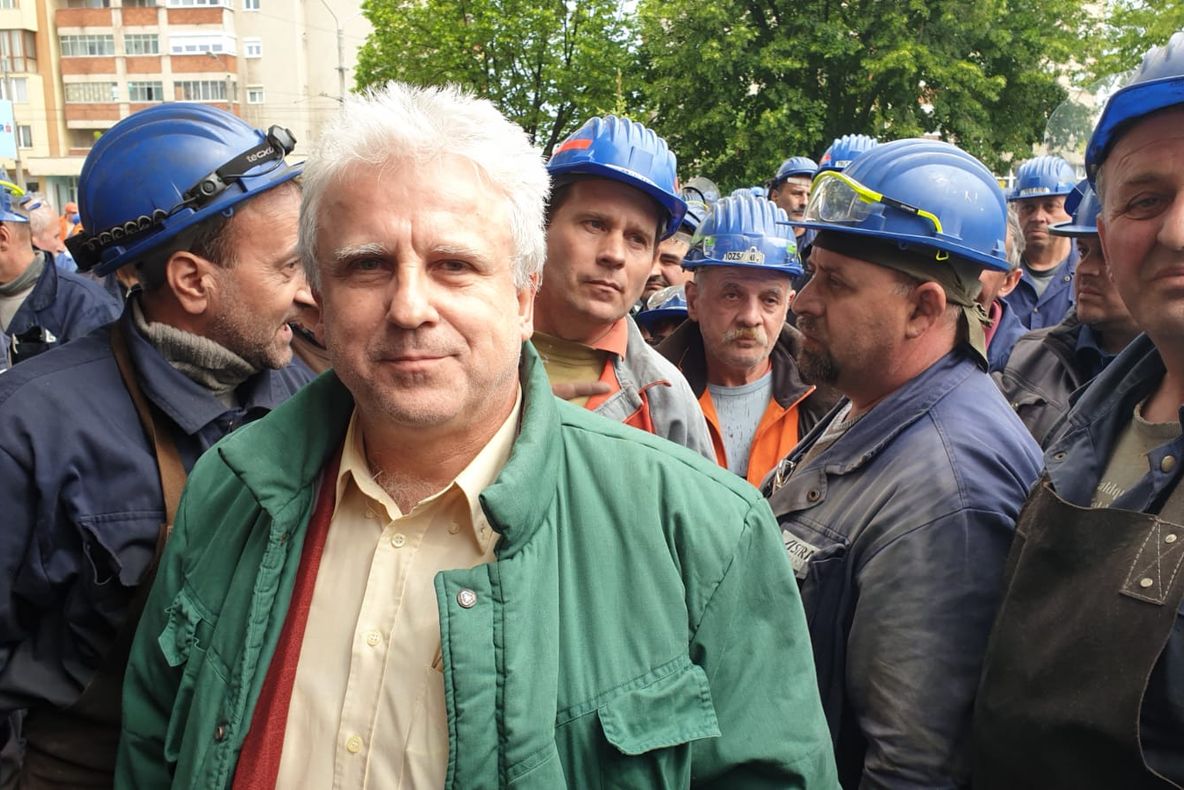 Arad: FOTO Protest spontan la compania Astra Rail din Arad. Sute de muncitori cer salarii mai mari