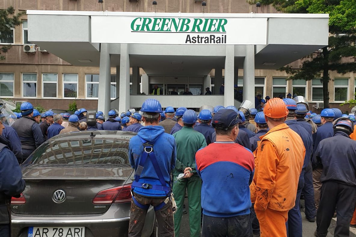 Arad: Sindicat: După amenințări cu "închiderea fabricii" de la Arad și o ofertă salarială "departe de așteptări", unii protestatari de la Astra Rail au reluat lucrul. Câți bani primesc