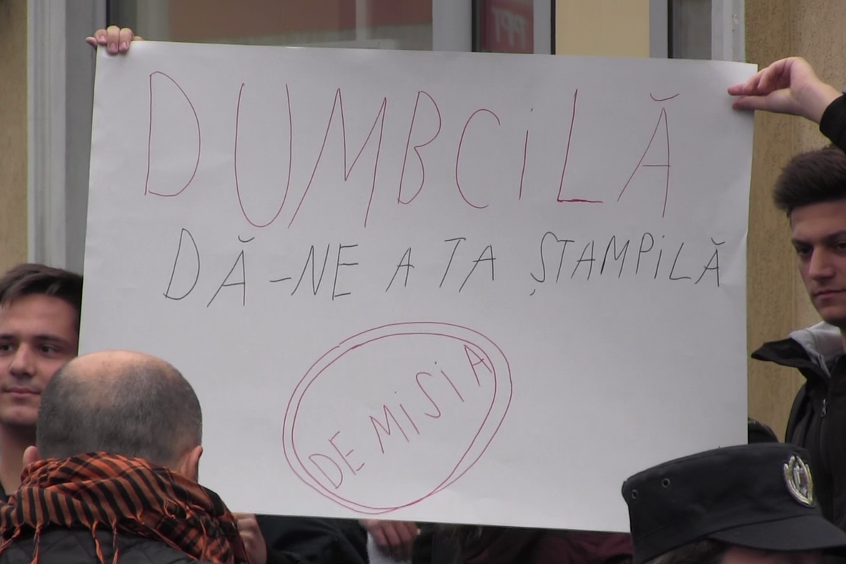 Arad: Ce pățesc elevii din Arad care au protestat față de premierul Viorica Dăncilă și PSD, în timp ce trebuiau să fie la școală