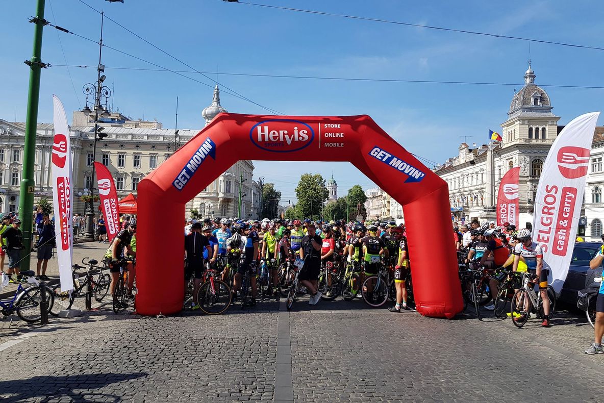 Arad: Peste 1.200 de concurenți la cel mai mare supermaraton dintre România și Ungaria. Se aleargă 200 de km