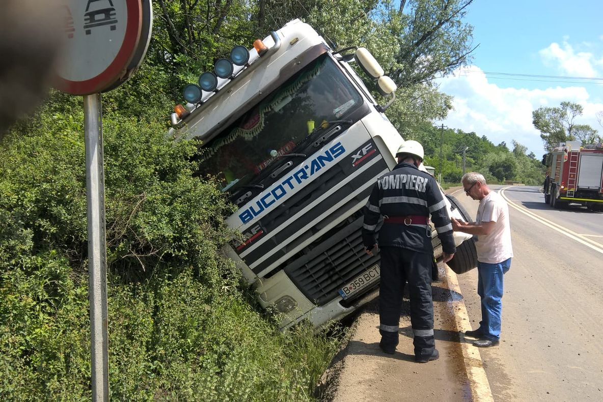 Arad: FOTO AUDIO Un TIR, încărcat cu țevi, s-a răsturnat la marginea DN7. Au intervenit imediat pompierii 