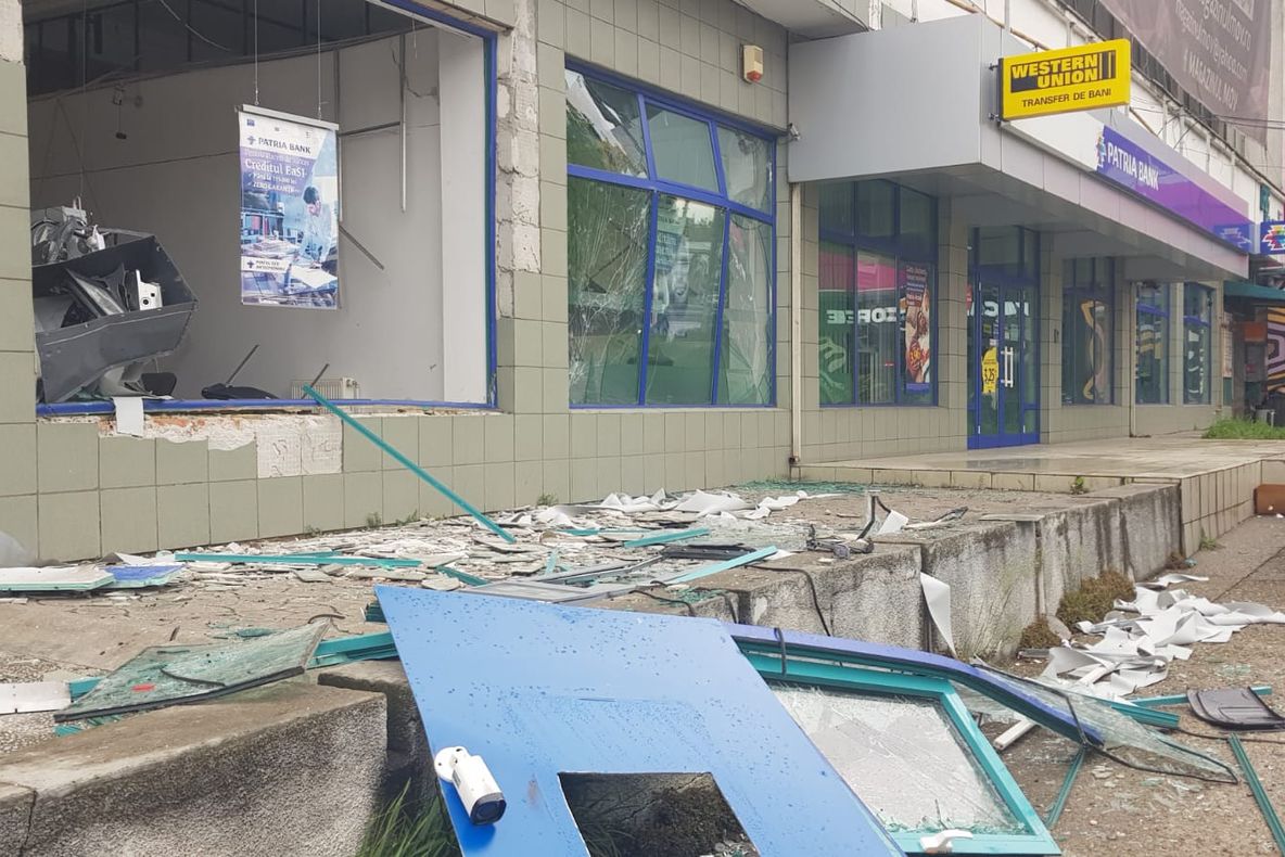 Arad: Poliția din Arad a dezvăluit motivul pentru care cu o zi înainte fuseseră scoși toți banii din bancomatul distrus prin explozie. Cum s-a evitat o pagubă considerabilă