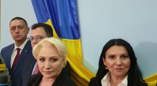 Arad: FOTO VIDEO Prim-ministrul Viorica Dăncilă, așteptată cu manifestări pro și contra la Arad. Mai mulți elevi, printre protestari