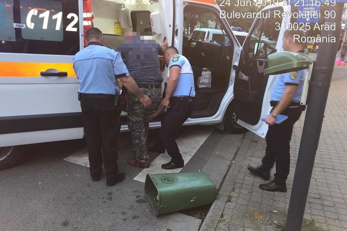 Arad: Și amendat, și rănit. Bărbat, dus la spital după ce s-a rănit lovind cu piciorul un coş de gunoi