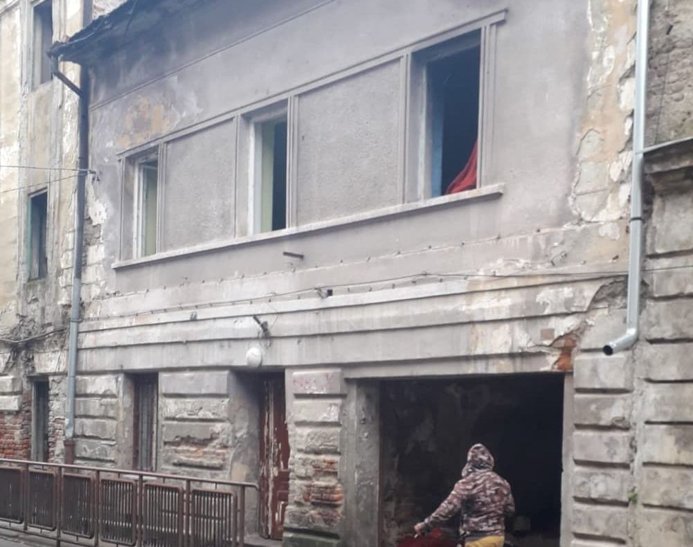 Arad: Curg amenzile pentru una dintre cele mai degradate clădiri din centrul municipiului Arad, în care se adăpostesc oameni ai străzii. Reacția proprietarului