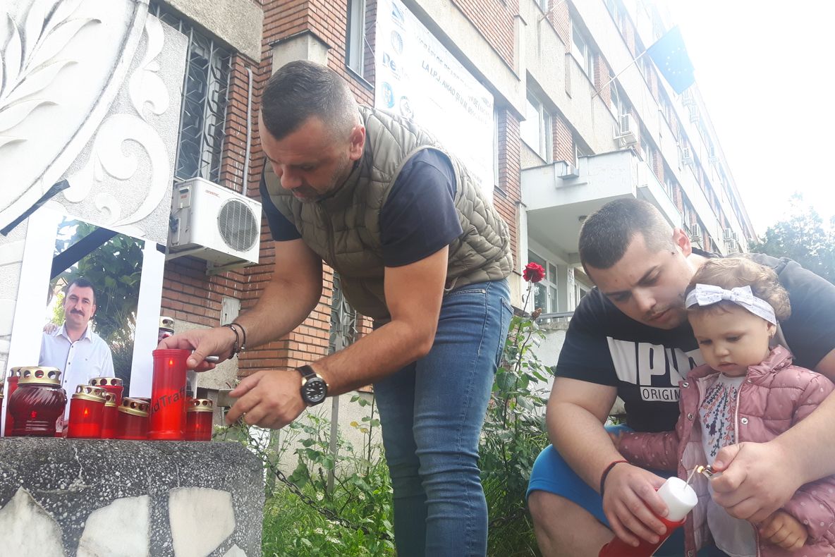 Arad: Mai multe persoane, la comemorarea polițistului din Timiș, împușcat mortal în timp ce era în misiune, organizată de un mare grup de trafic de pe Facebook, AradTraffic