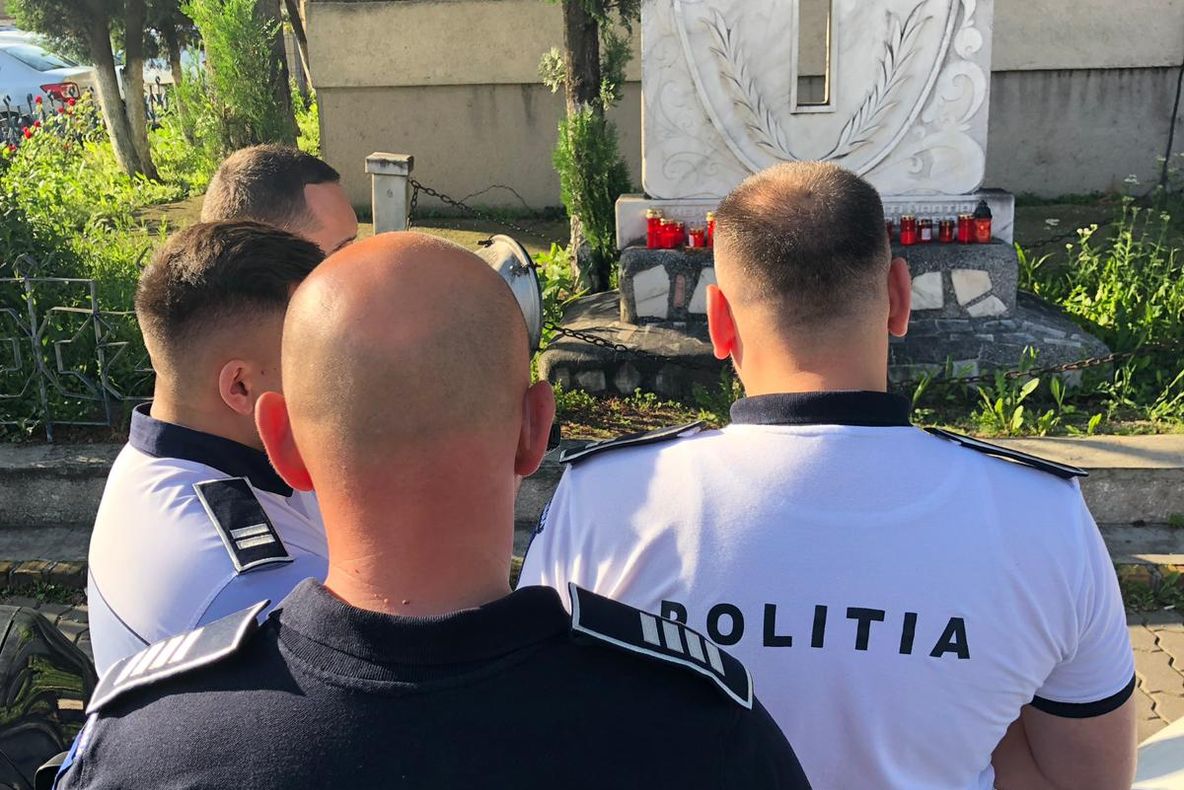 Arad: Polițiștii din Arad, moment de reculegere în memoria polițiștului din Timișoara, omorât în misiune