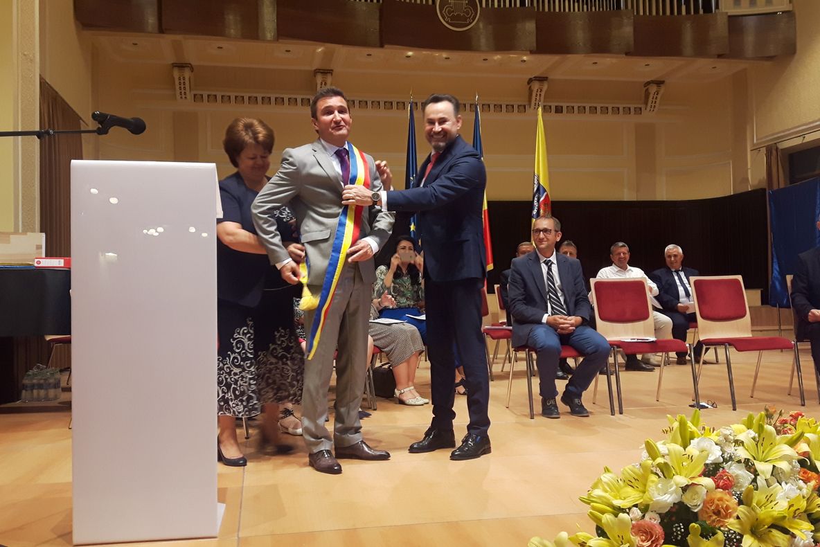 Arad: AUDIO VIDEO FOTO Călin Bibarț este noul primar al Aradului, motto-ul mandatului "amabilitate și bunăvoință". Gheorghe Falcă și-a dat demisia după 15 ani de mandat în continuu, pentru a merge în Parlamentul European